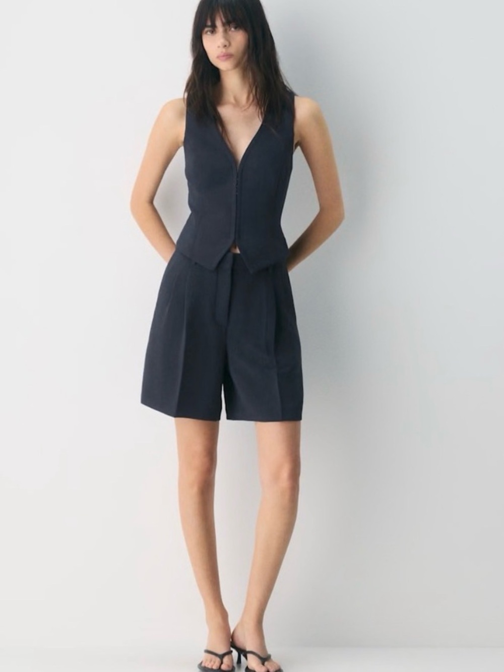 Aritzia Black Crepe slim-fit suit vest size 4